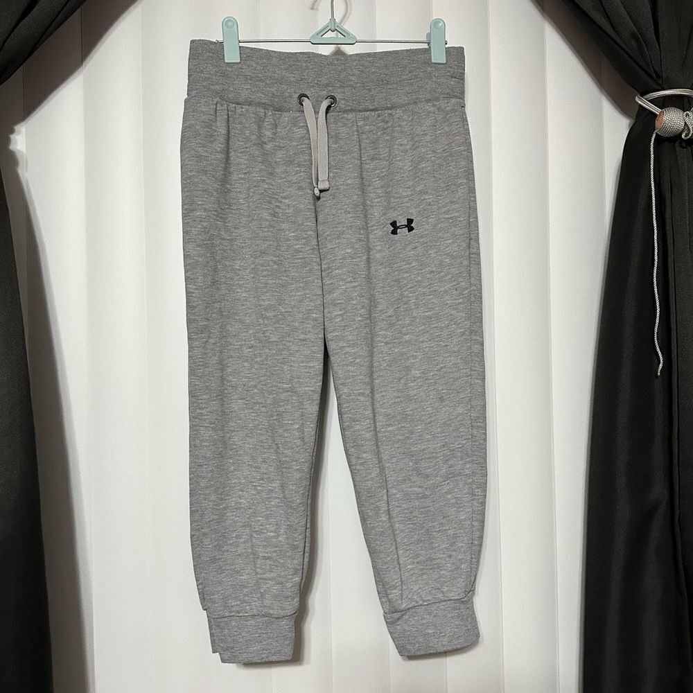 Under Armour below knee gray sweatpants with adjustable drawstrings
